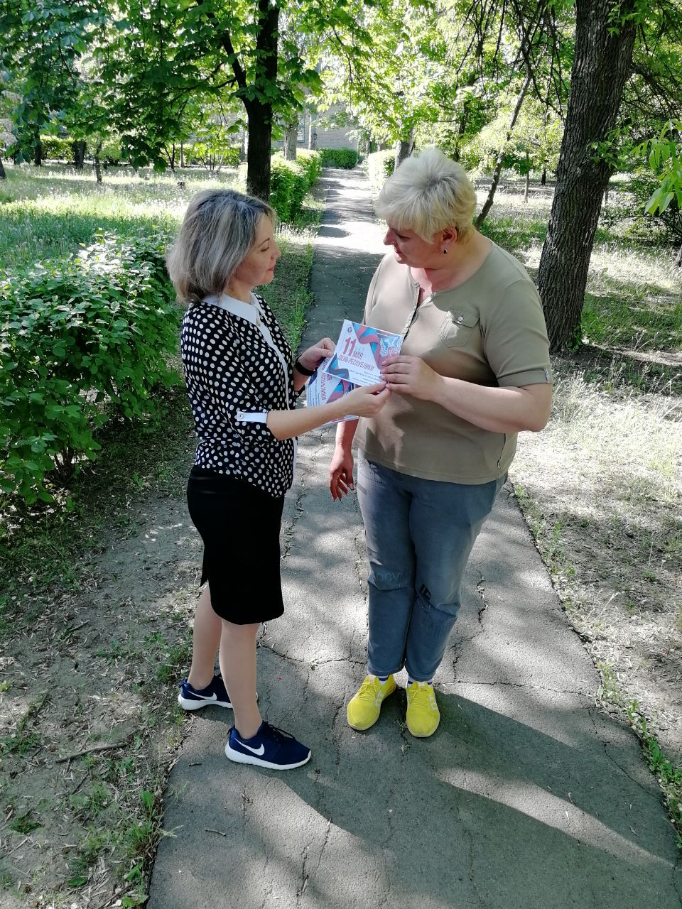 Педагоги поздравили жителей п. Широкий с Днём Республики.